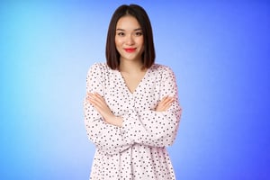 Donna con blusa a pois su sfondo blu