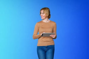 Donna con tablet su sfondo blu