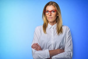 Donna sicura con occhiali rossi