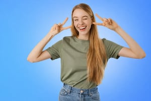 Donna sorridente con segno di pace