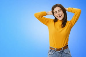 Donna sorridente con sfondo blu gradiente (1)