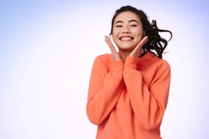 Donna sorridente con una felpa arancione