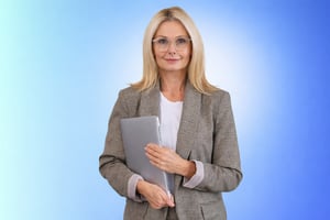 Donna-professionale-con-laptop-argentato