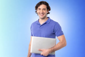 Giovane-sorridente-con-laptop-in-mano-_1_