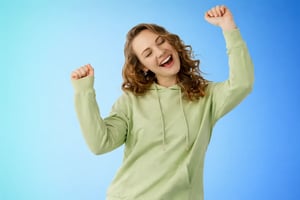 Ragazza felice con mani alzate