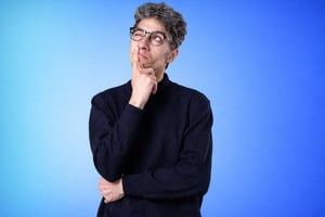 Riflessione-su-sfondo-blu