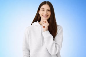 Ritratto di una giovane donna sorridente (2)