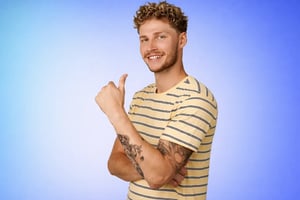 Ritratto sorridente con tatuaggio e sorriso