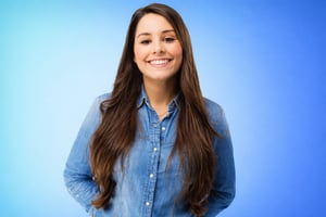 Ritratto-di-donna-su-sfondo-blu (1)