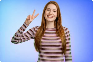 Ritratto-sorridente-con-segno-di-pace