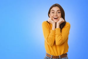 Sorriso entusiasta su sfondo blu