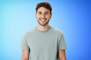 Sorriso su sfondo azzurro brillante