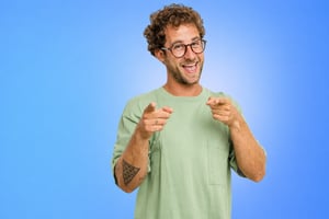 Sorriso-e-gesto-verso-la-fotocamera