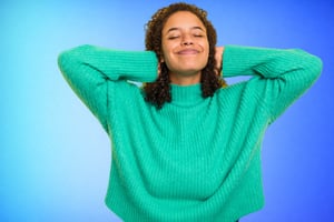 Sorriso-sereno-con-sfondo-blu (1)