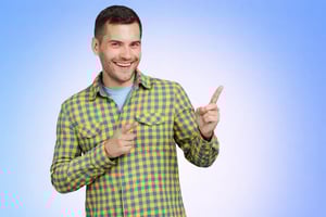 Uomo sorridente con camicia a quadri