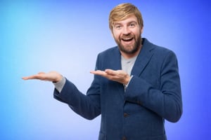 Uomo sorridente con mani aperte