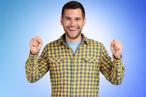 Uomo sorridente con posa energica