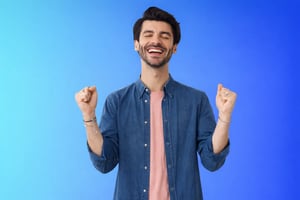 Uomo sorridente con sfondo blugradiente