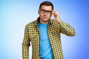 Uomo-con-occhiali-e-espressione-perplessa
