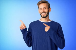 Uomo-sorridente-con-mani-in-punto