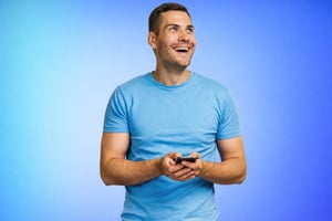 Uomo-sorridente-con-smartphone-in-mano (1)