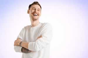 Uomo-sorridente-con-tatuaggio-tribale