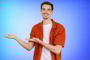 Uomo-sorridente-in-camicia-rossa